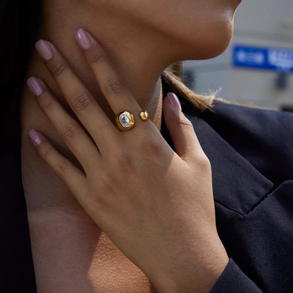 ring in gold featuring adjustable and chunky fit