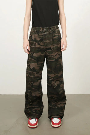 Camo wide-leg utility trousers in green camouflage with a relaxed fit.