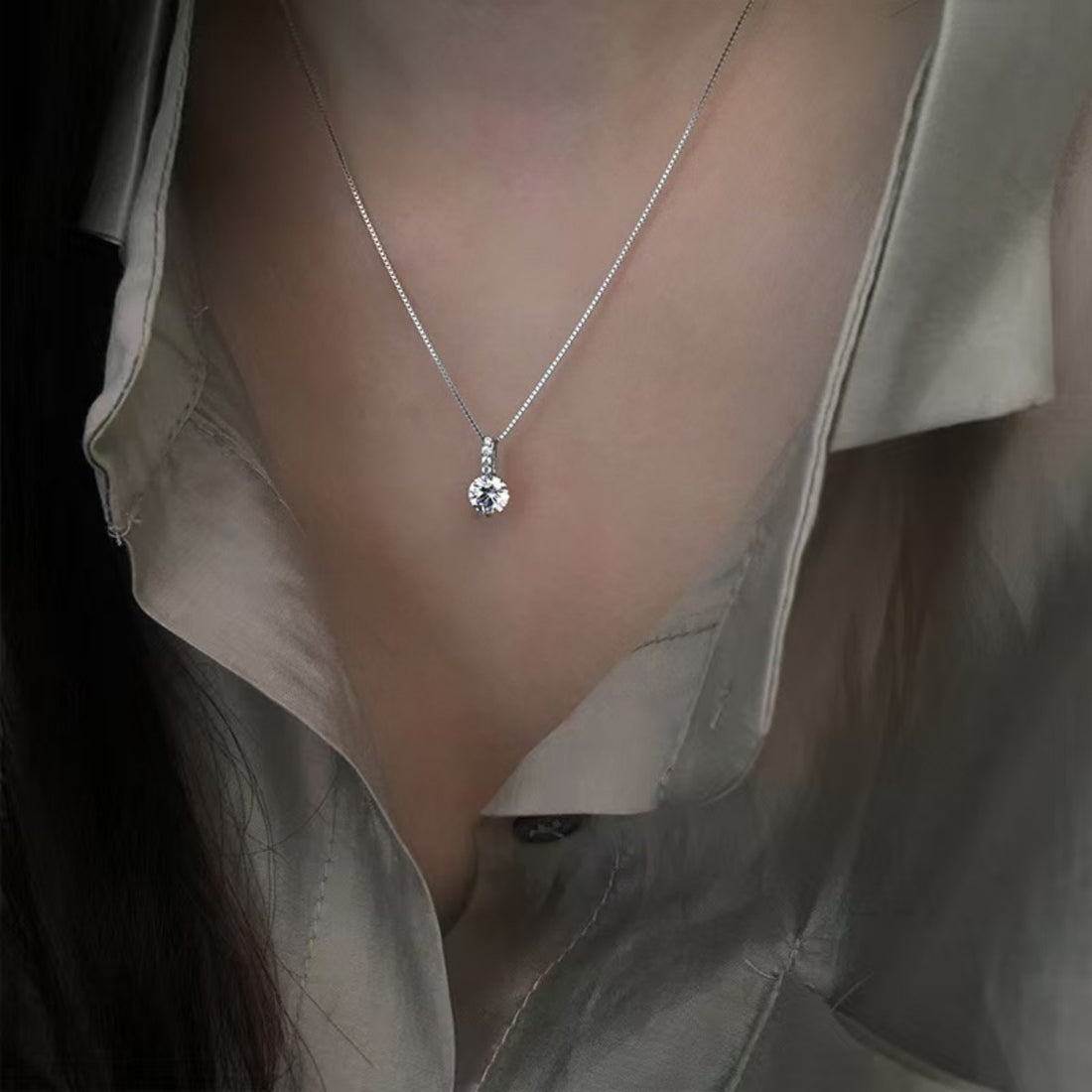 necklace in silver featuring pendant and delicate fit