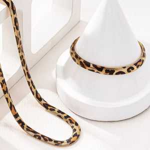 Leopard jewelry set with collar-length necklace, wrist-length bracelet and hook-and-eye