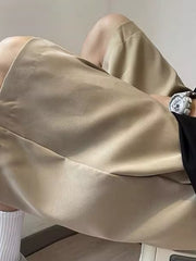 Men's loose-fit casual shorts in khaki with pockets, detailed view.