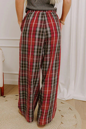 pants in black with plaid and pocketed
