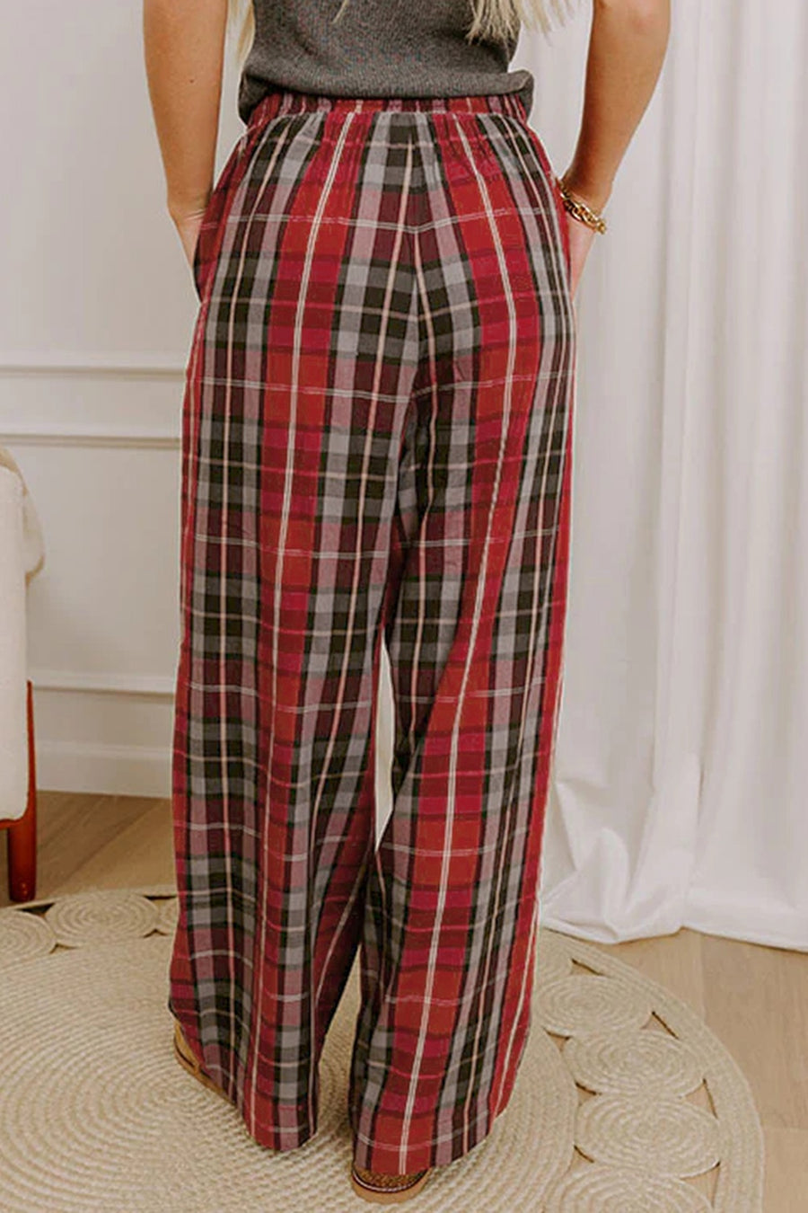 pants in black with plaid and pocketed
