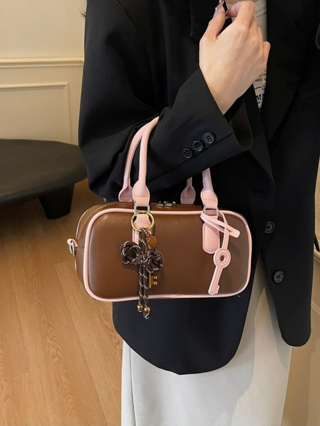 crossbody bag in Black with adjustable strap and small