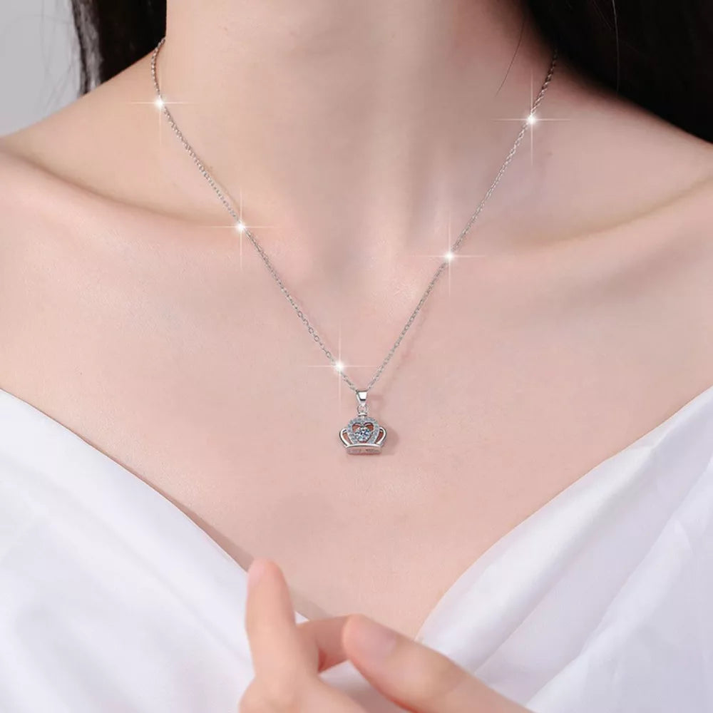 necklace in silver featuring zircon embellishment and delicate fit
