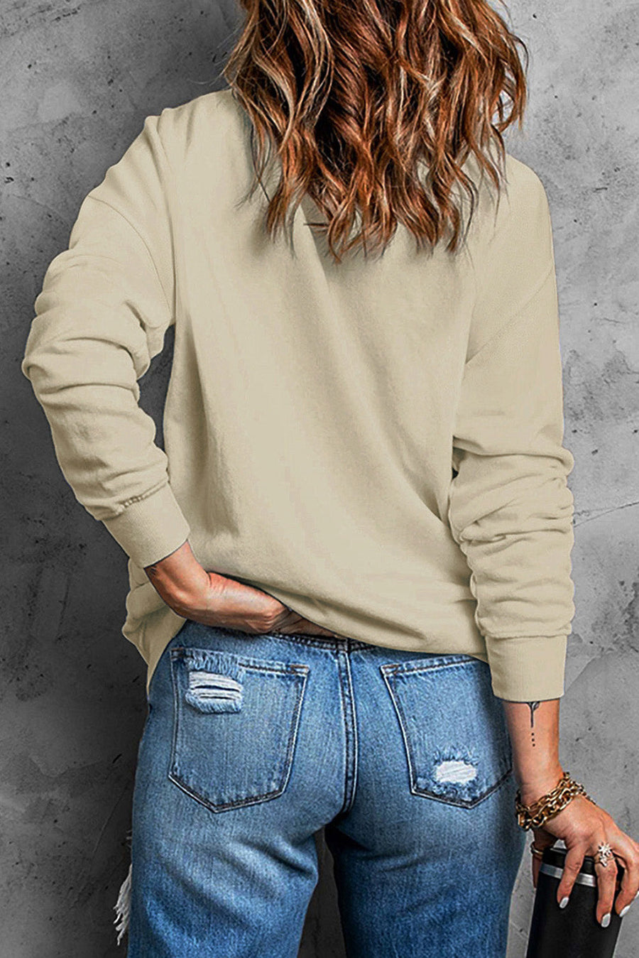 Beige crewneck sweatshirt with long sleeves and a relaxed fit.
