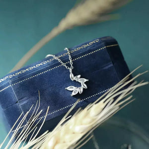 necklace in silver featuring zircon embellishment and slim fit