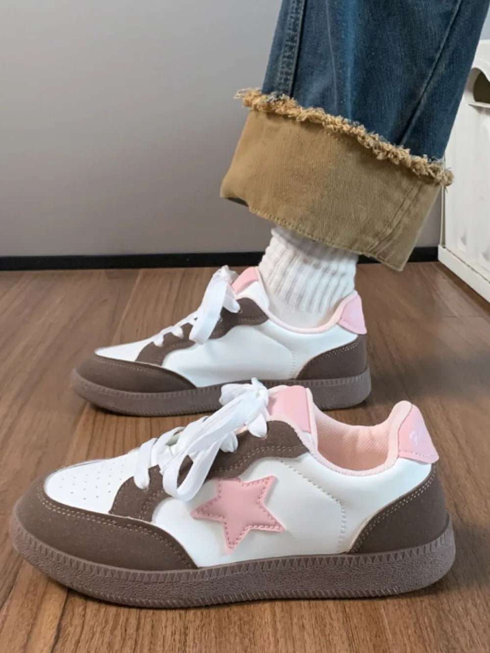 Retro court sneakers in white with brown and pink accents and a pink star appliqué.