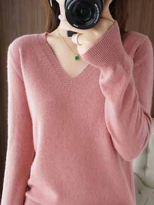 classic v-neck sweater in Black with v-neck