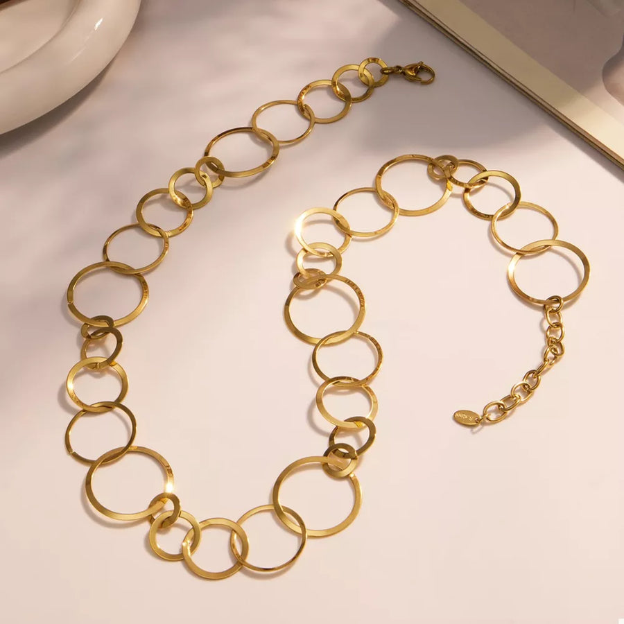 necklace in Gold with chain link and hip-length