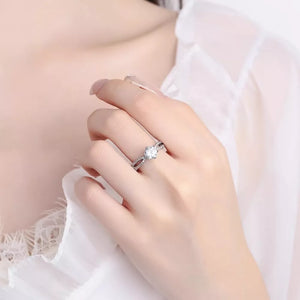 925 sterling silver,Moissanite Carat weight: 1ct Care instructions: Avoid wearin ring in clear with fitted silhouette