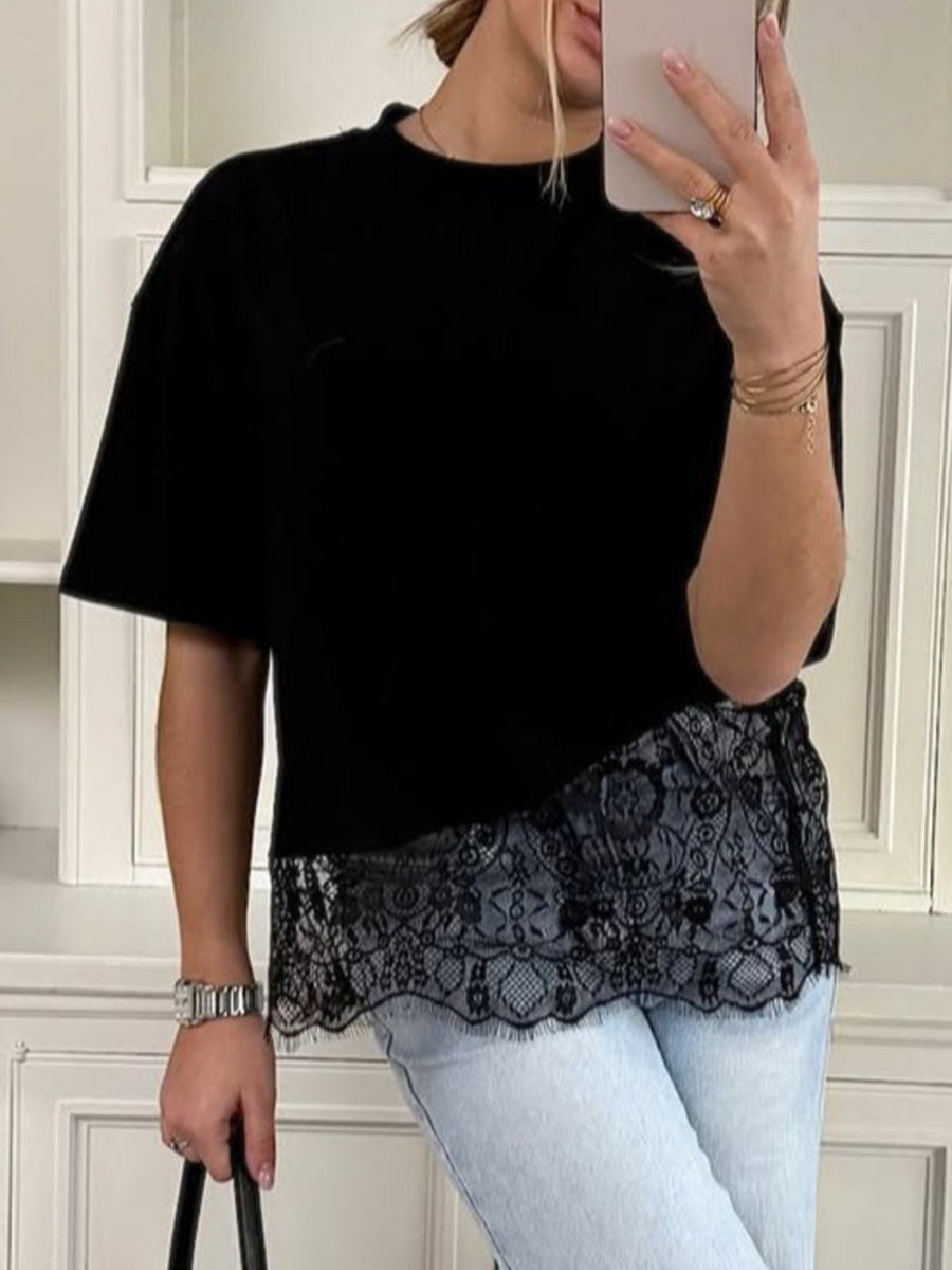 t-shirt in white with lace hem and hip-length