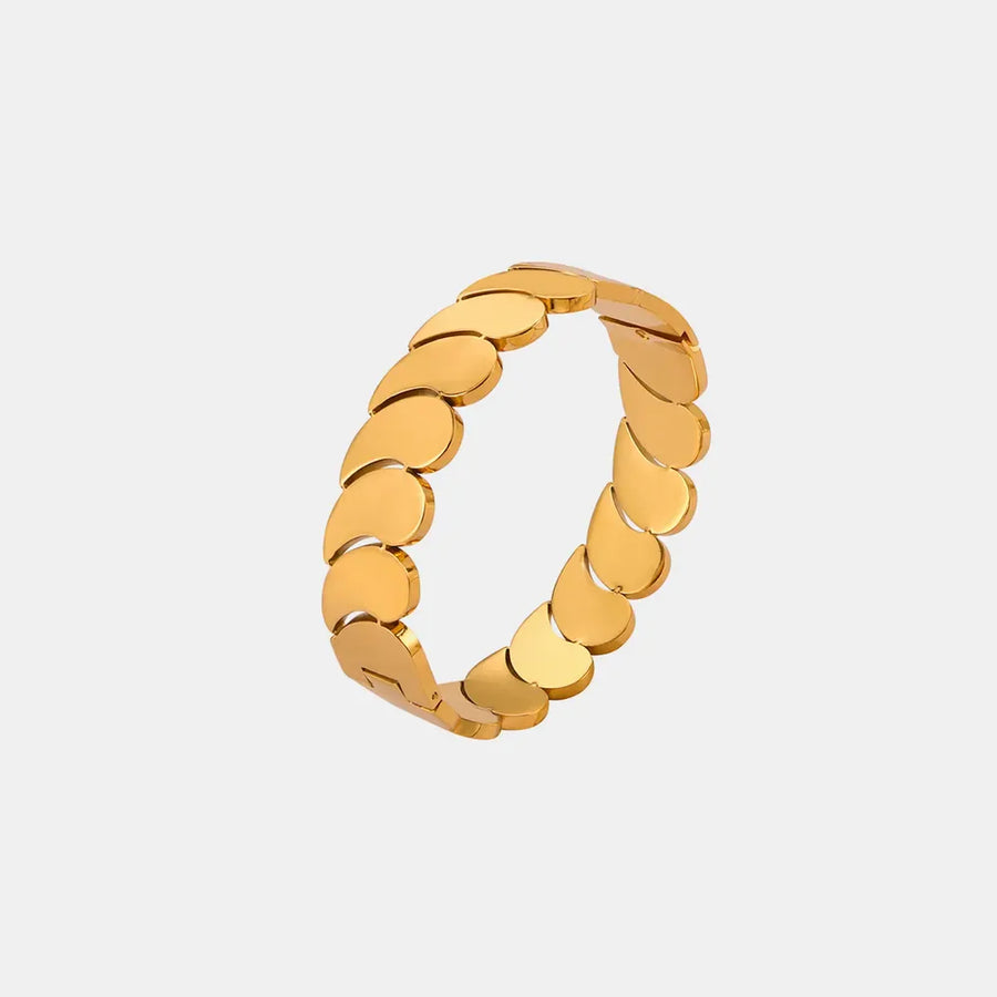 Gold leaf bracelet with interlocking petal-shaped links, casual accessory.