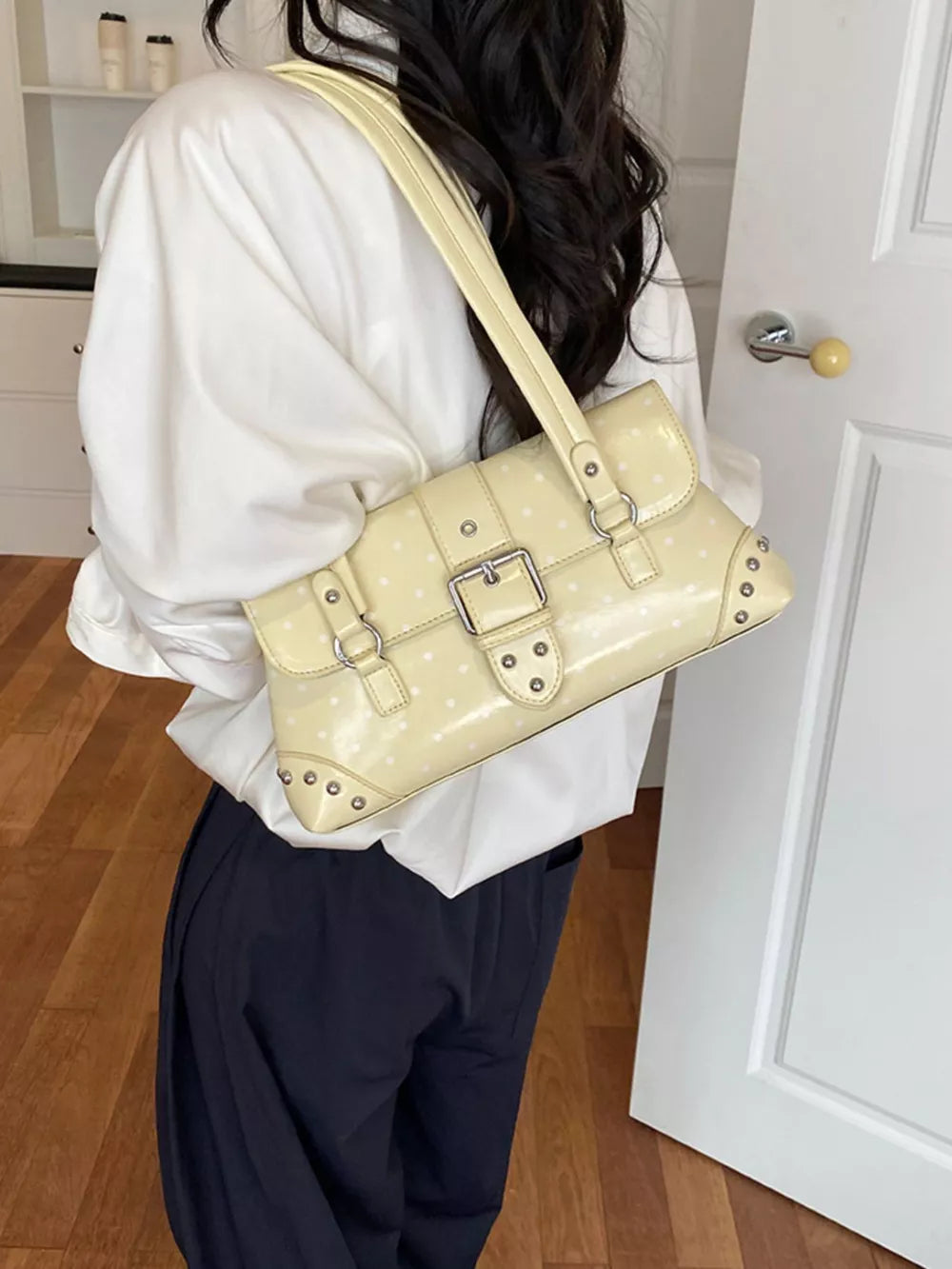 White handbag with buckle and polka-dot