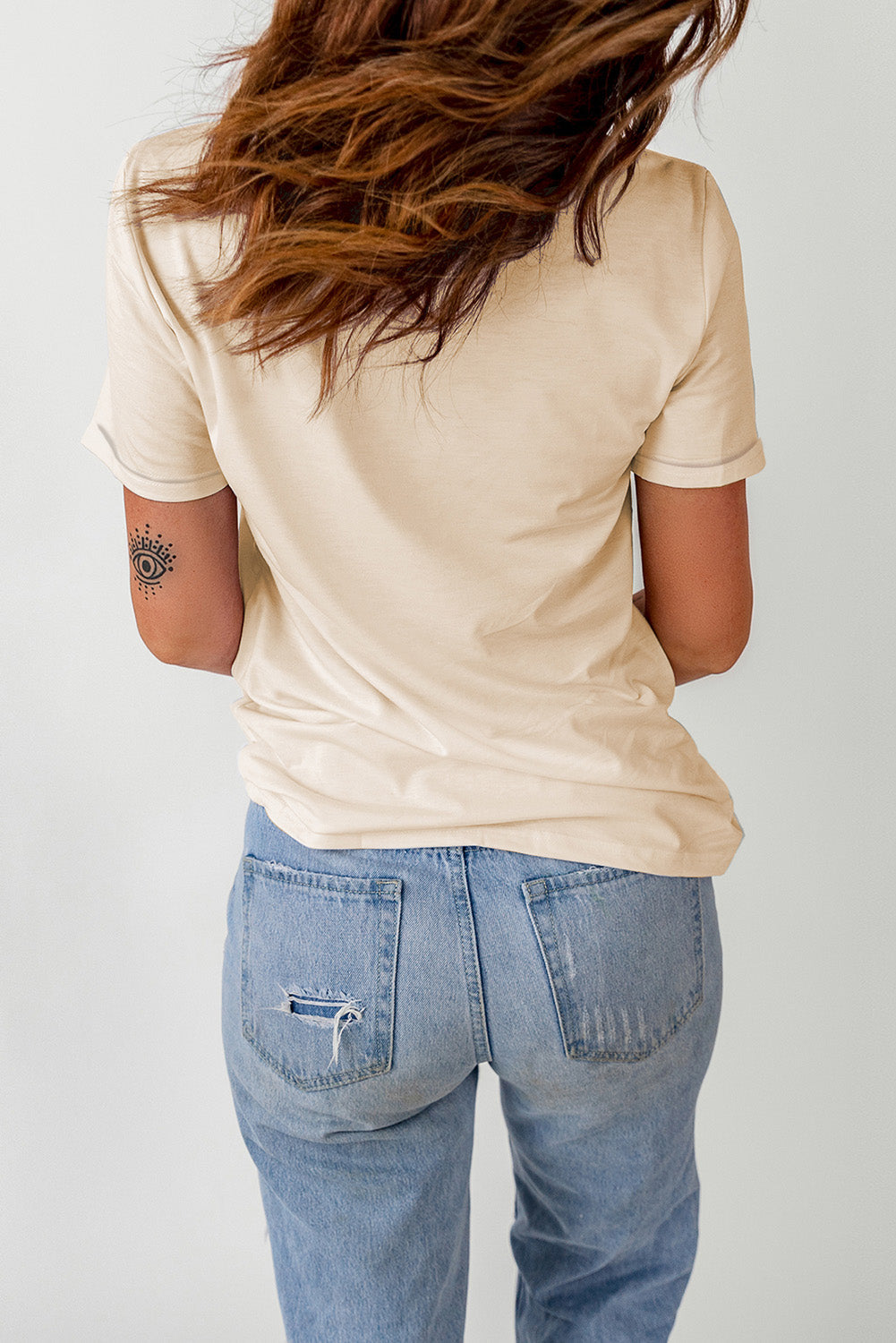 Sand t-shirt with short sleeves and a crew neck, featuring a graphic print on the back.