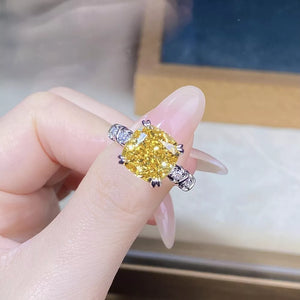 ring in Yellow with geometric and zircon stone