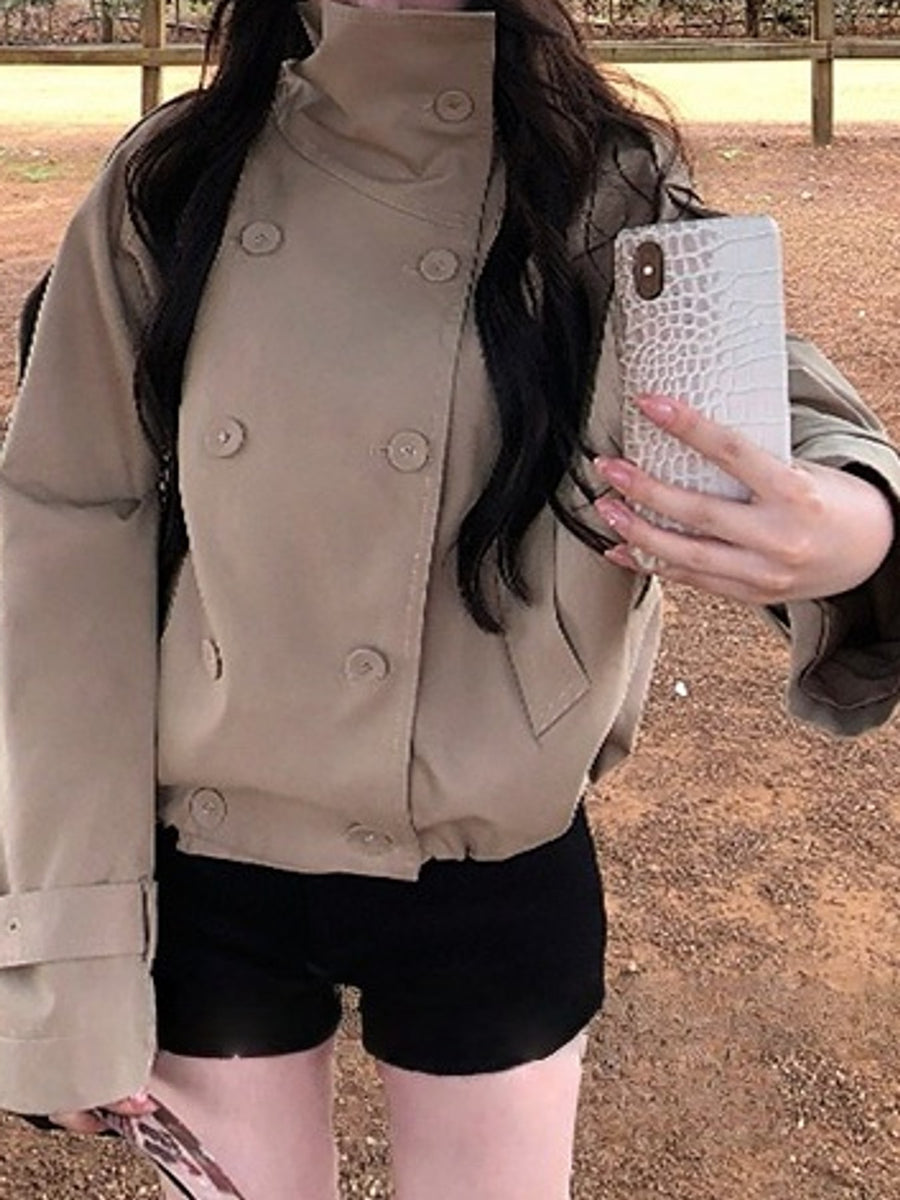 classic trench coat in Khaki with collared