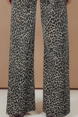 Leopard print high-waist wide-leg jeans in cotton with button closure.