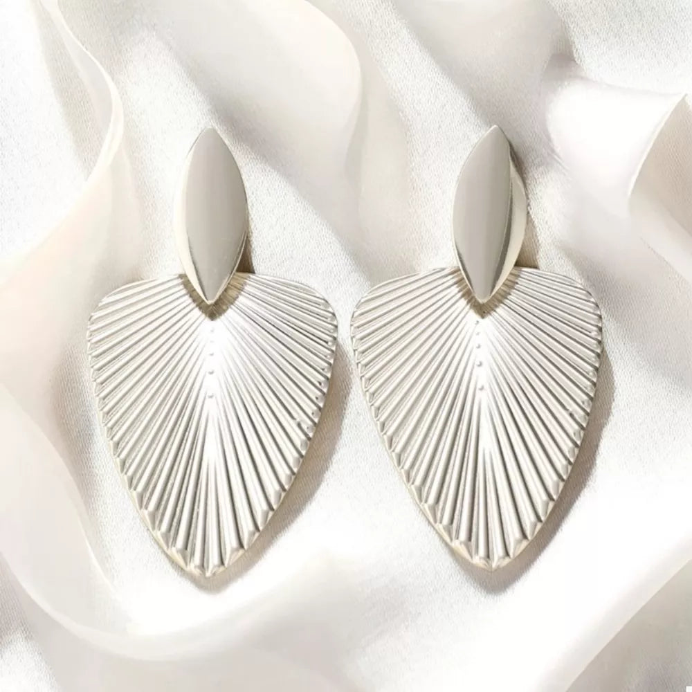 earrings in gold with textured and textured finish