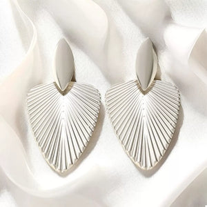earrings in gold with textured and textured finish
