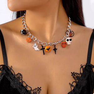 necklace in silver featuring charm details and regular fit