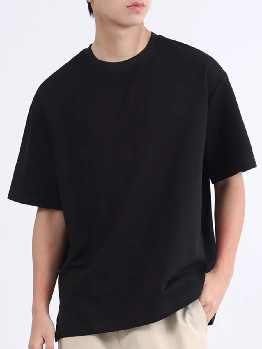 Men's black cotton basic round neck t-shirt with short sleeves.