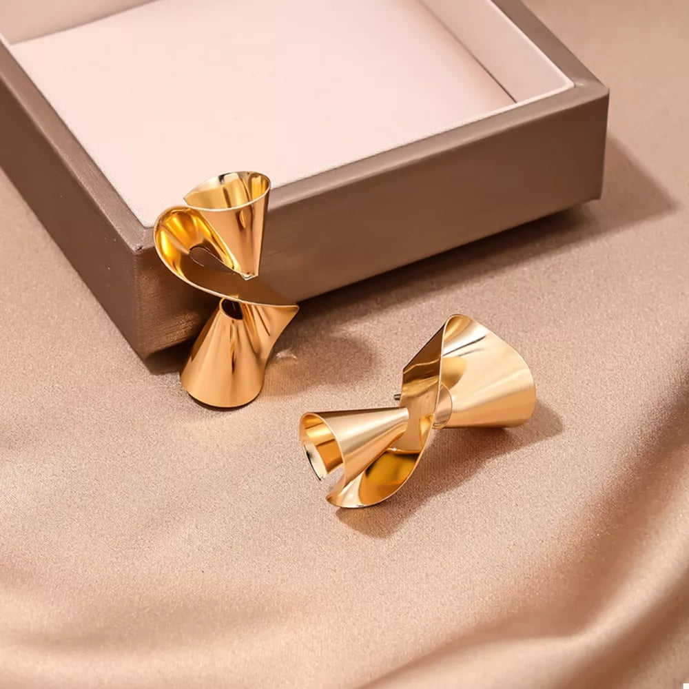 earrings in gold featuring 18K gold-plated and abstract fit