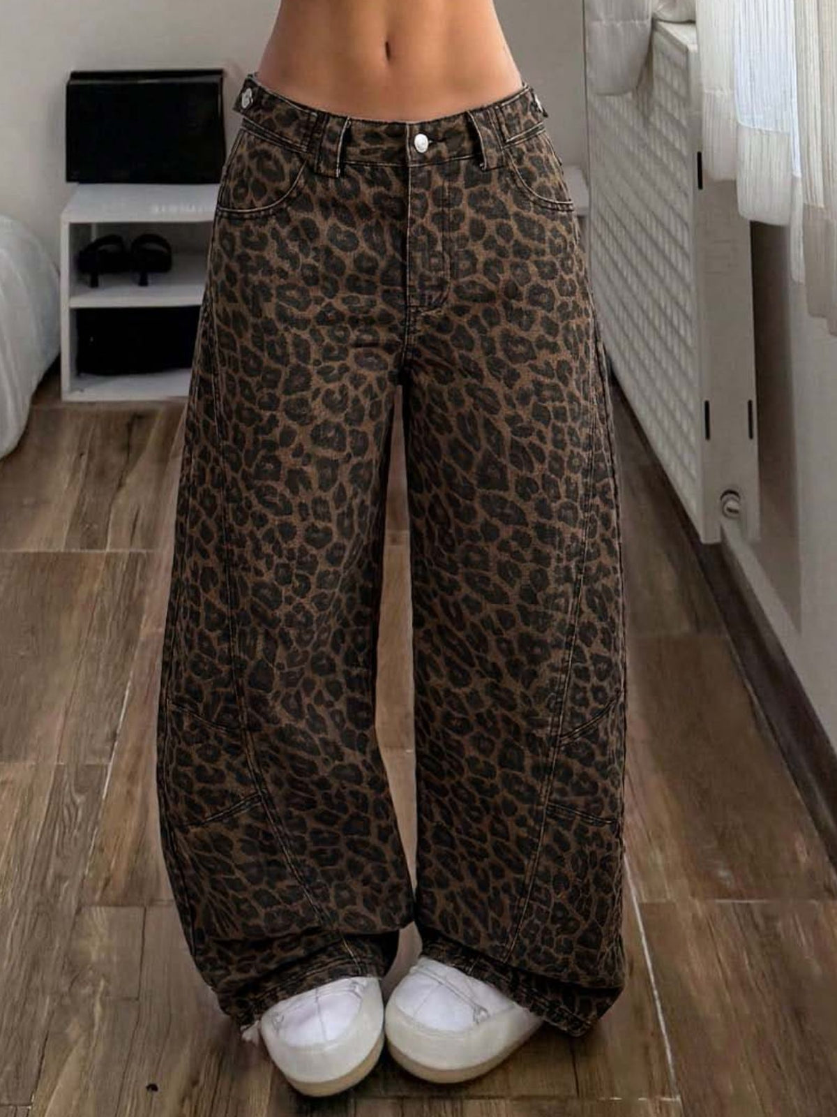 wide-leg jeans in brown featuring pocketed and flared fit