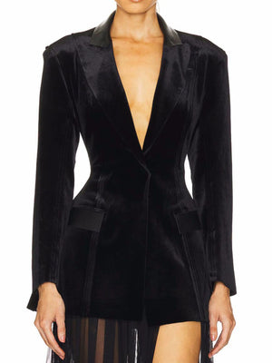 blazer in black featuring buttoned and fitted fit