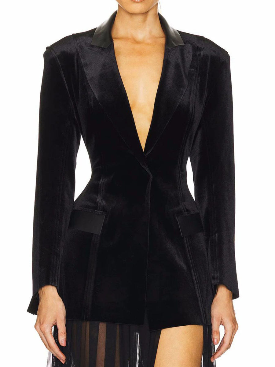 blazer in black featuring buttoned and fitted fit