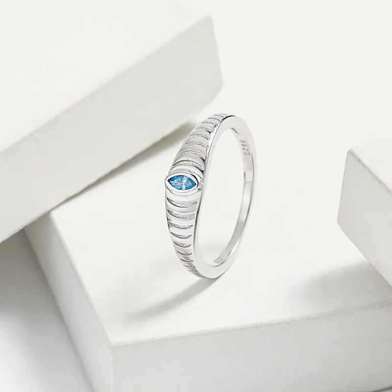 Silver grooved band ring with aquamarine eye detail