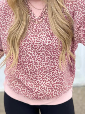 Relaxed fit dusty pink leopard print sweatshirt with a crew neck.
