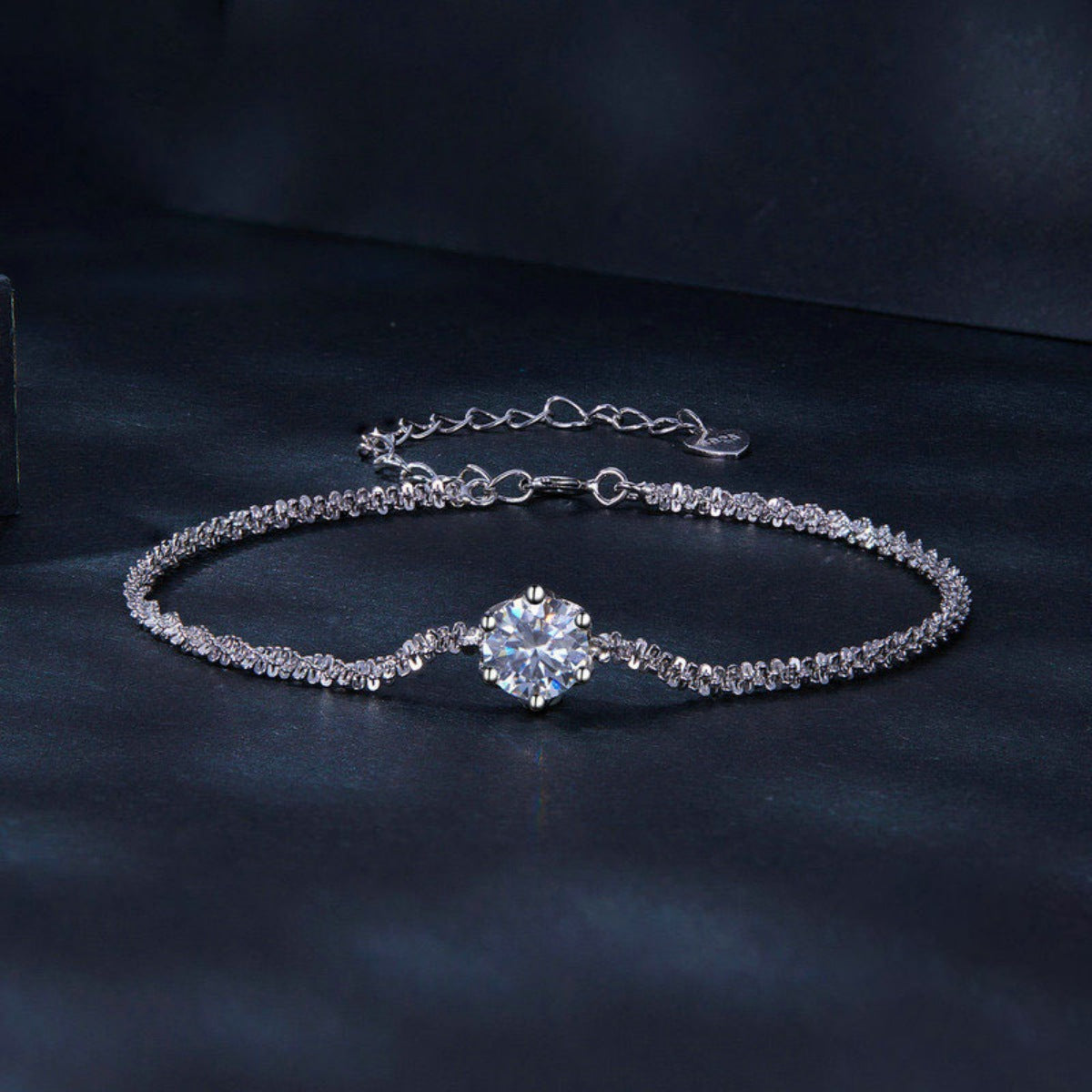 bracelet in silver featuring zircon stone and straight fit