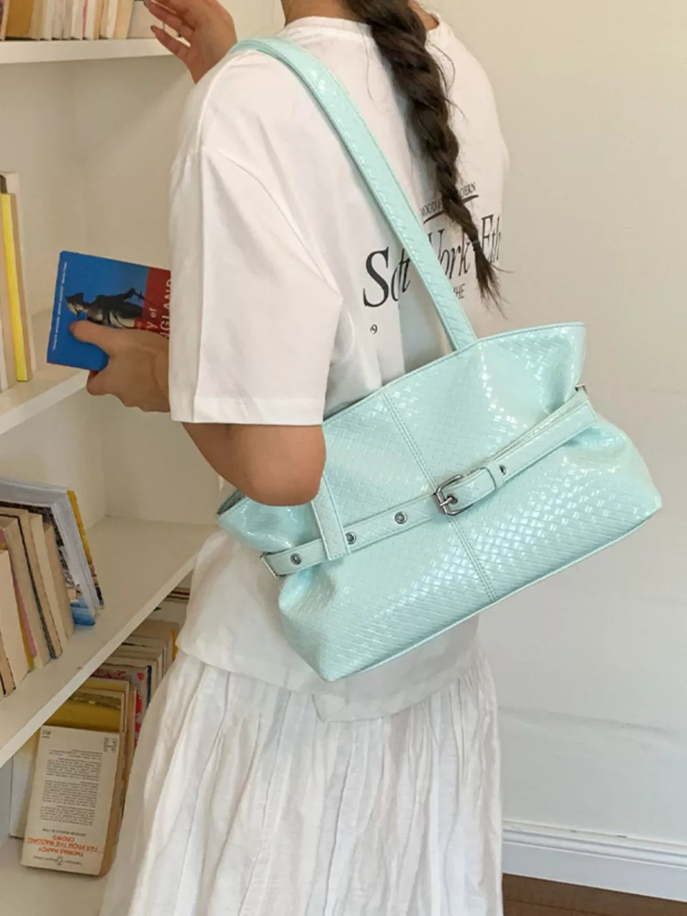 shoulder bag in Pink with woven and woven texture