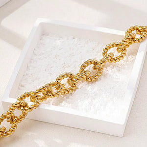 necklace in Gold with twisted links and choker length