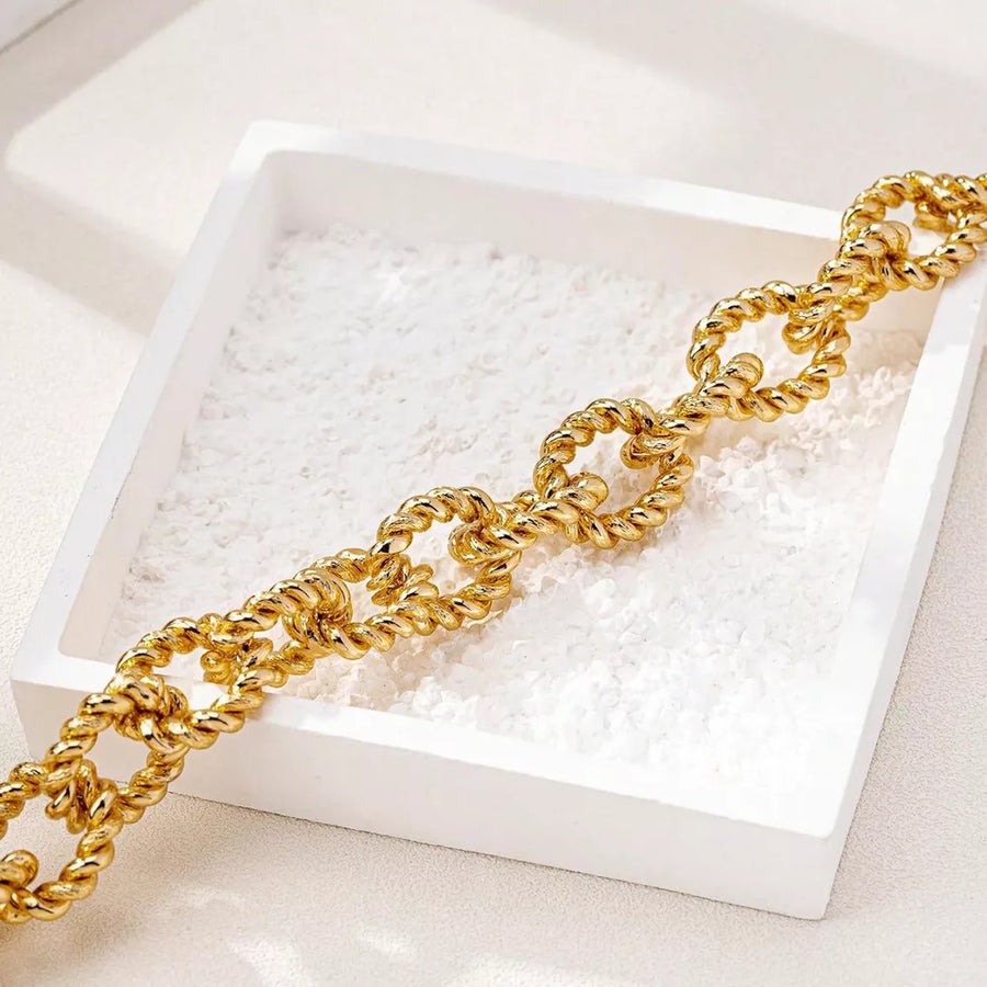 necklace in Gold with twisted links and choker length