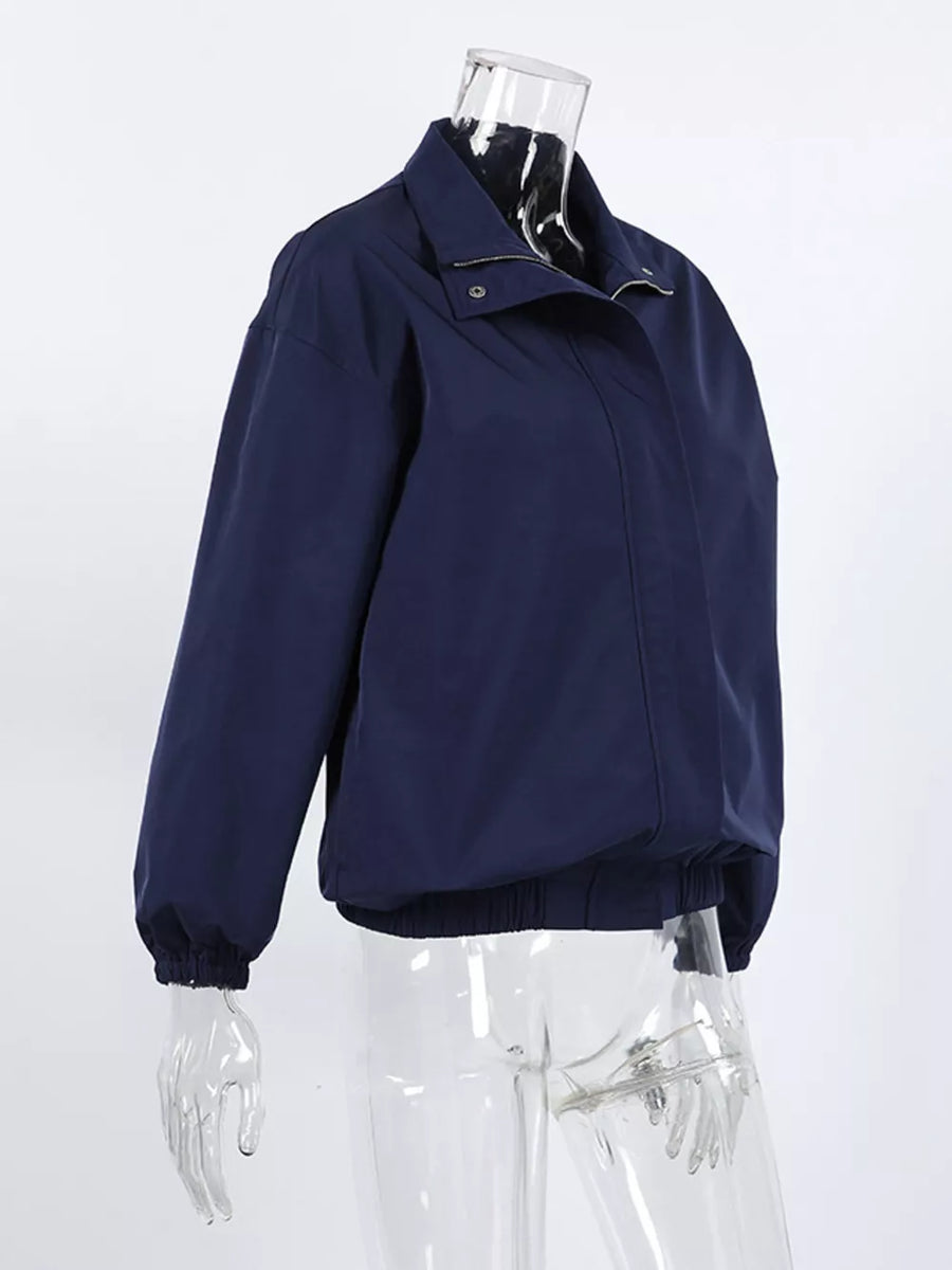 White windbreaker with zipper and long sleeve