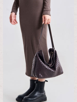 handbag in Brown with woven and woven texture