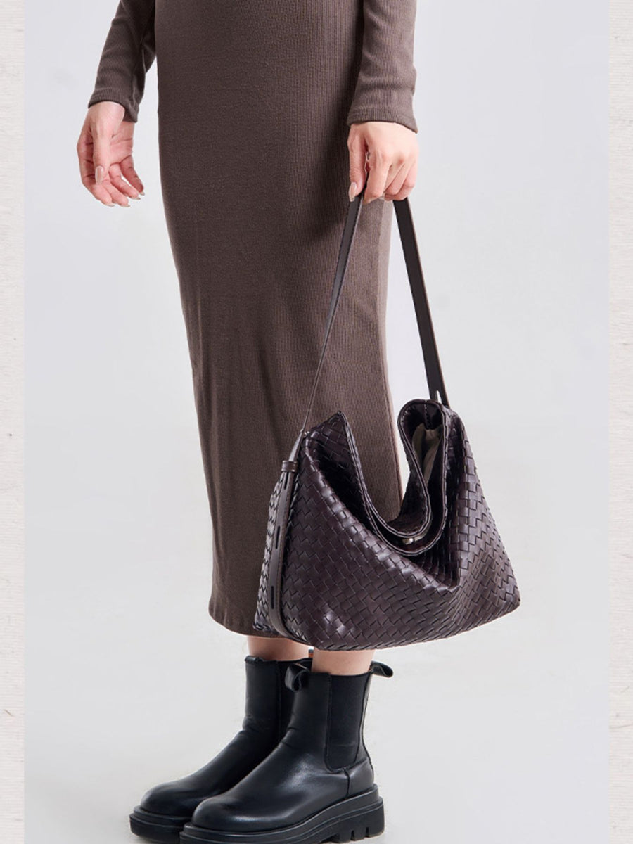 handbag in Brown with woven and woven texture