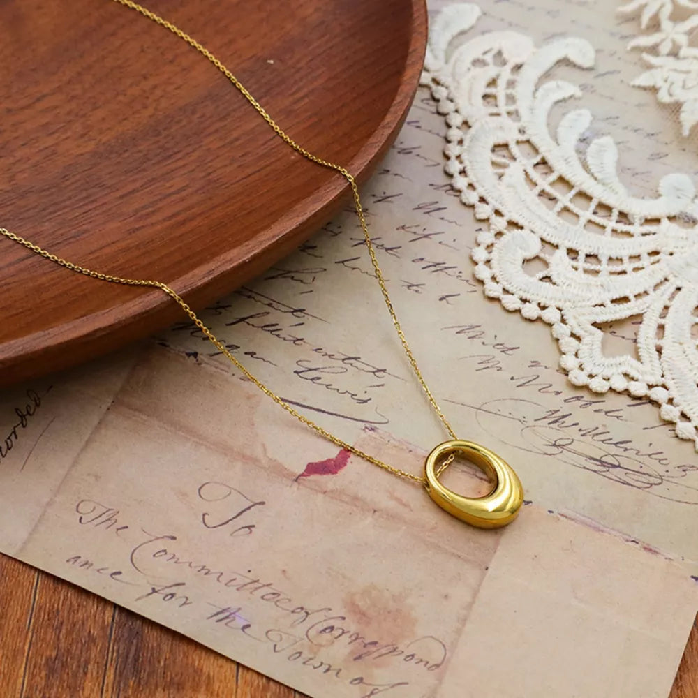 necklace in gold featuring 18K gold-plated and regular fit