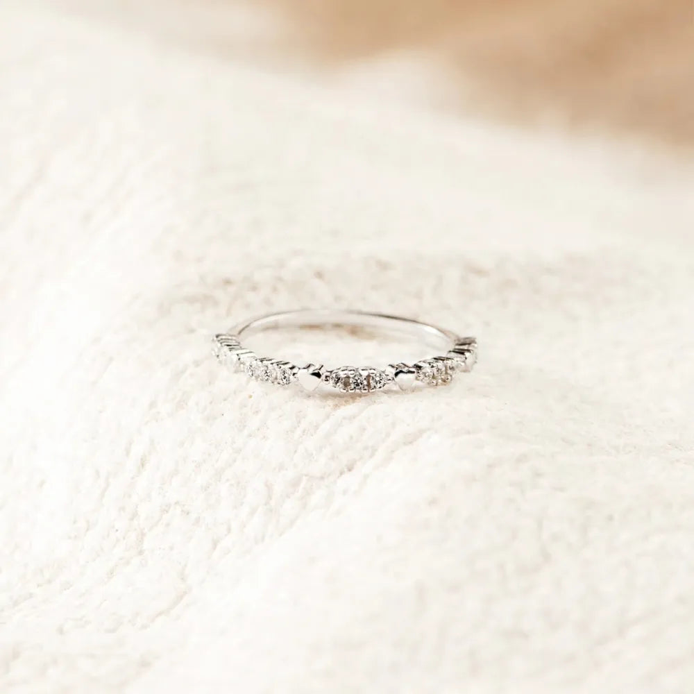 Silver band ring with alternating heart and zirconia details