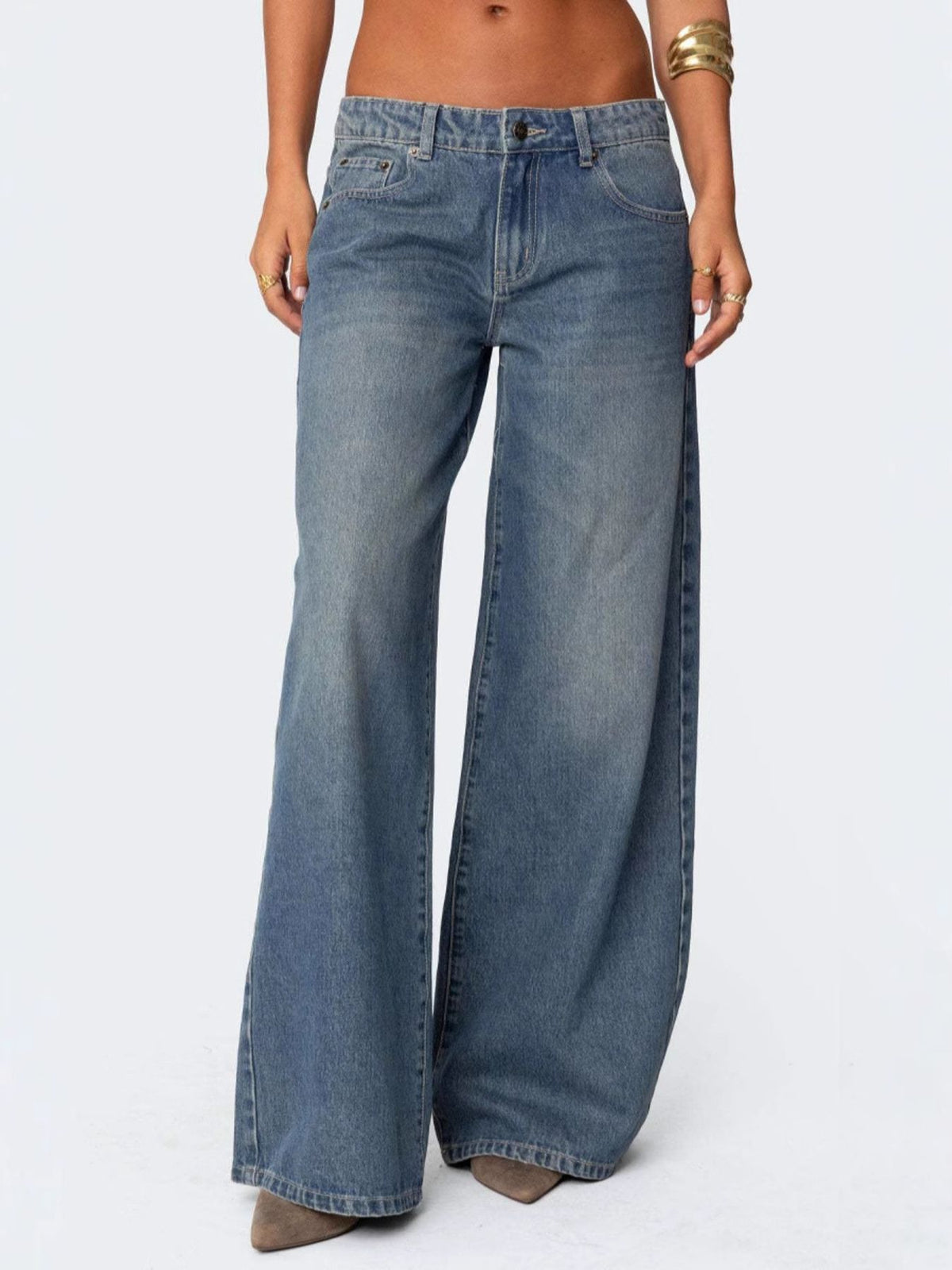 Timeless wide leg denim jeans in dark blue with a button-down closure and ankle length.