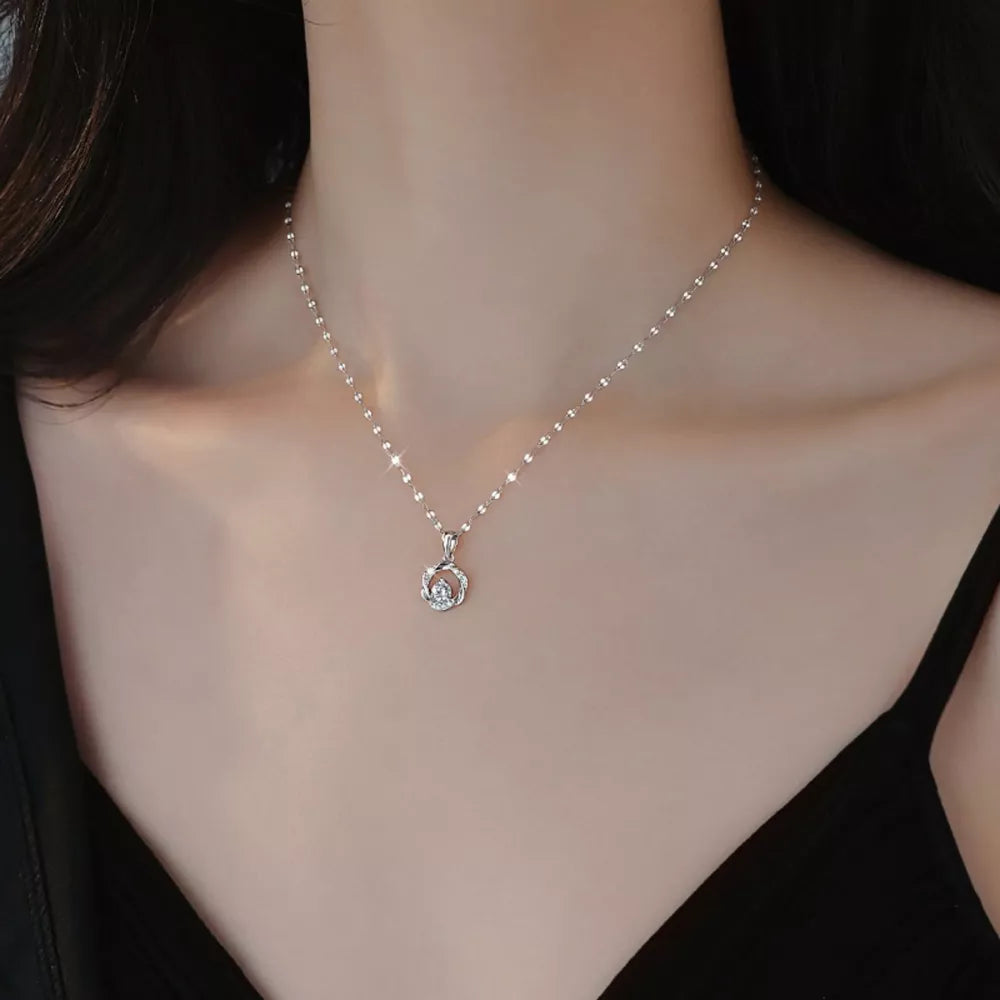necklace in silver featuring pendant and delicate fit