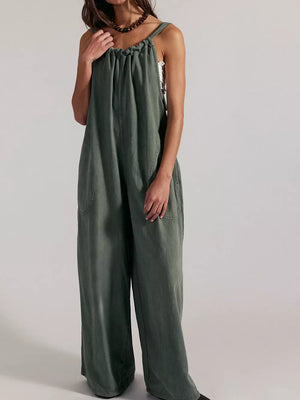 jumpsuit in White with round neck and sleeveless
