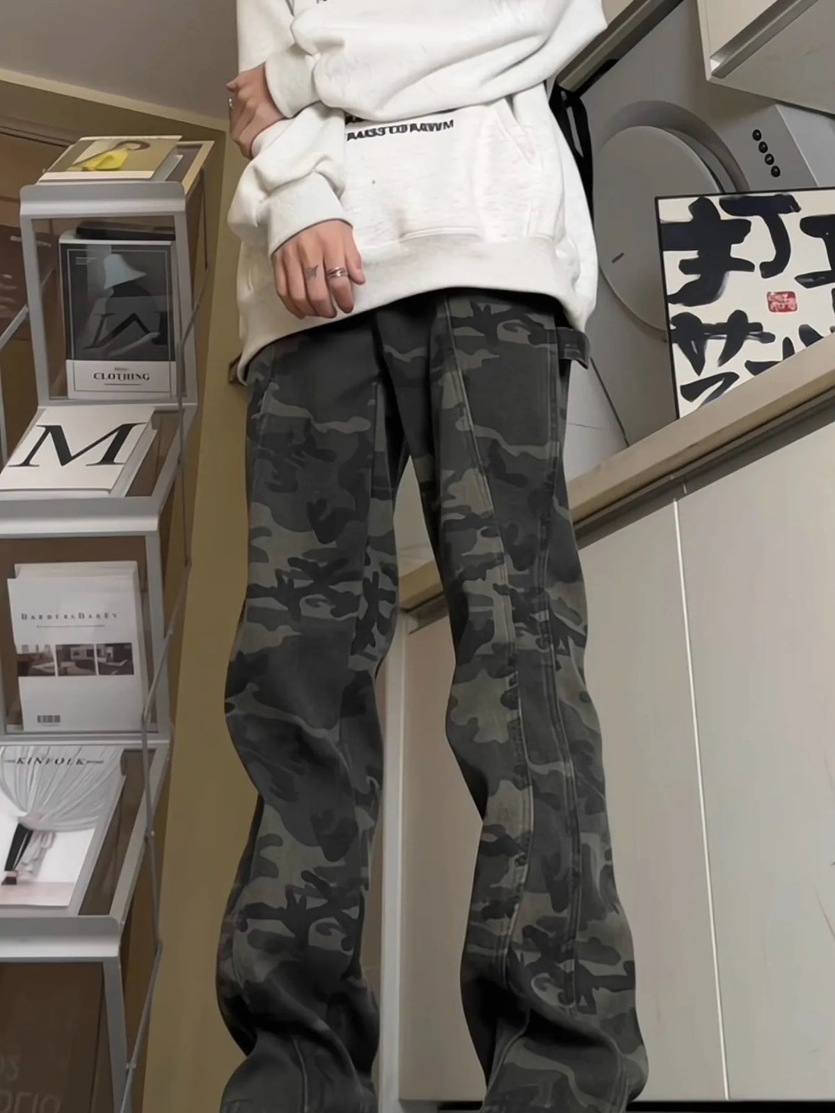 Relaxed fit cargo pants in green camouflage pattern with a casual style.