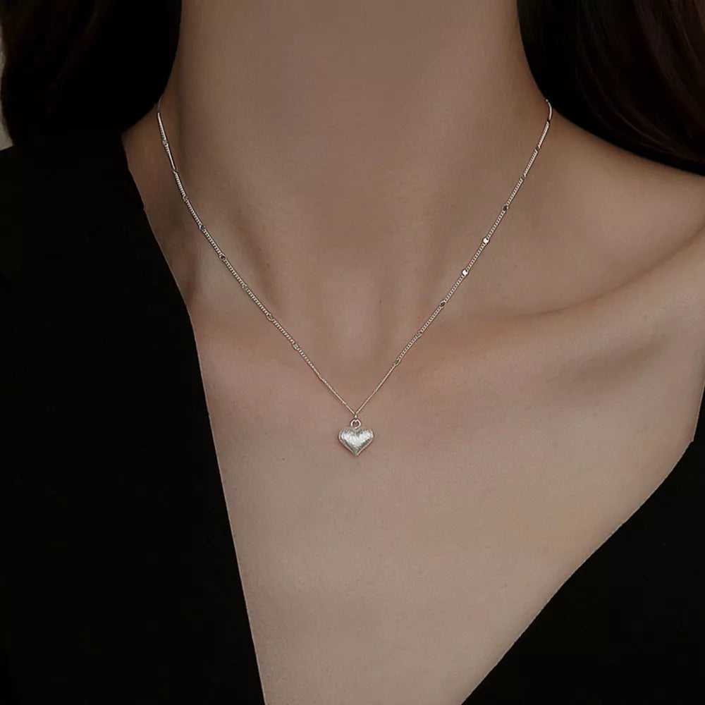 necklace in silver featuring heart pendant and straight fit