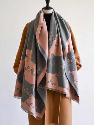 Reversible scarf in gray and pink with a cute cat pattern.