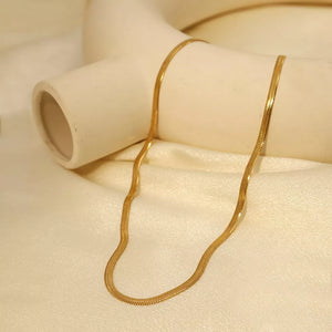 necklace in gold featuring adjustable length and fluid fit