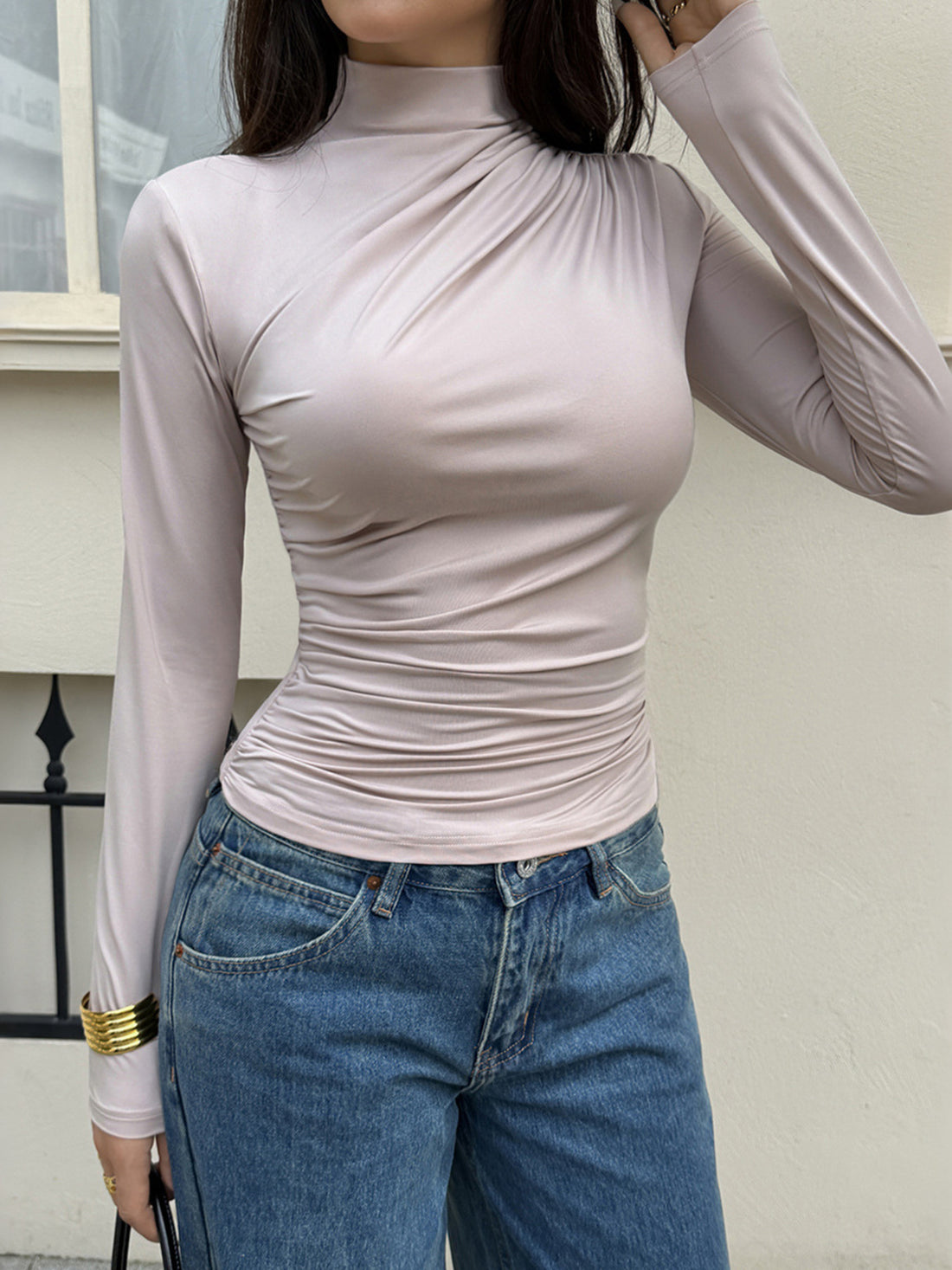 t-shirt in taupe featuring ruched and slim fit