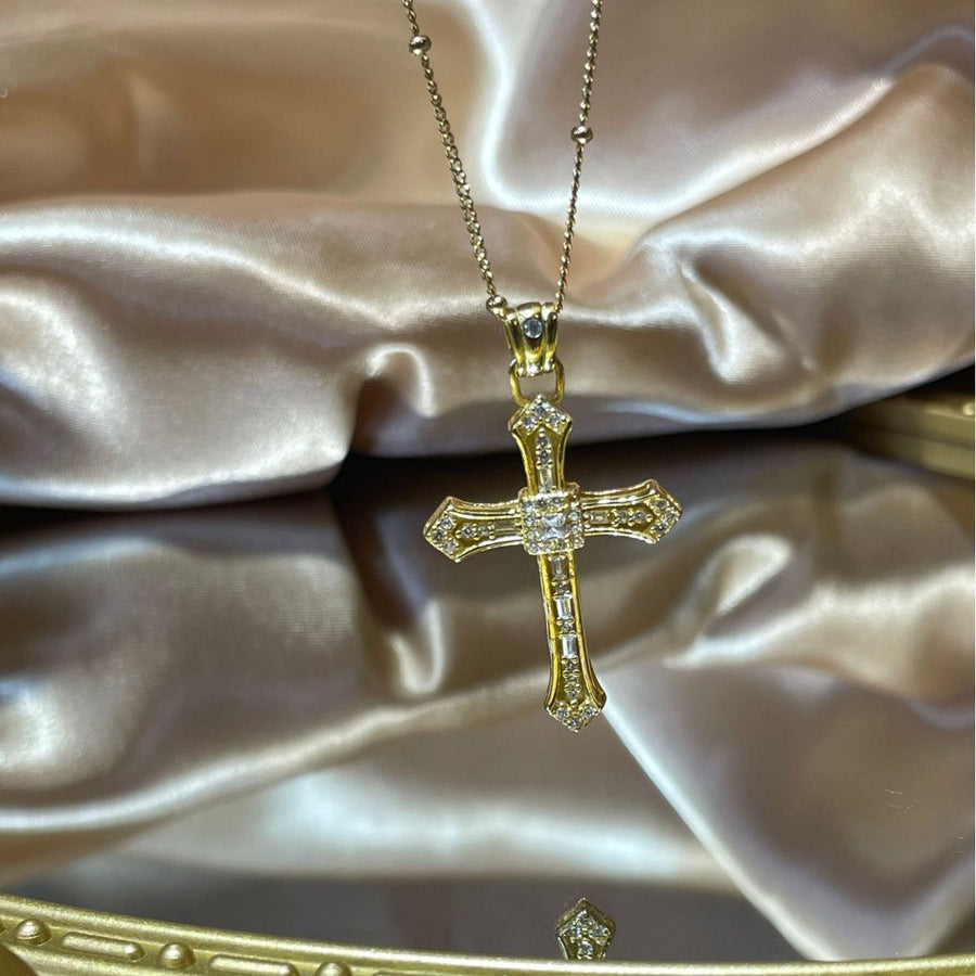 18K Gold-Plated, 925 sterling silver, Zircon Care instructions: Avoid wearing du necklace in Gold with pendant necklace